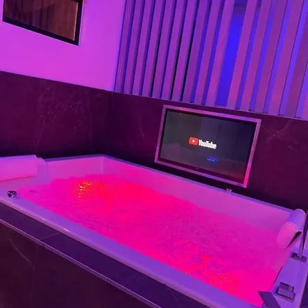 Chic & Jacuzzi * Givors