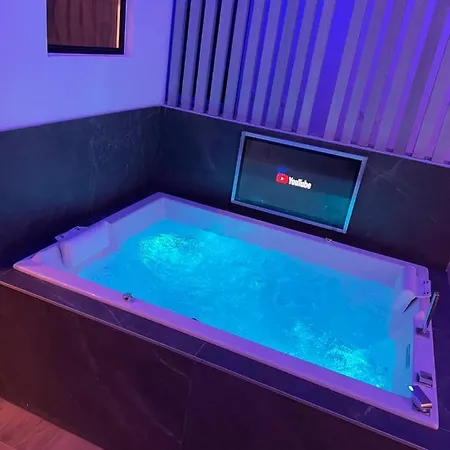 Chic & Jacuzzi * Givors